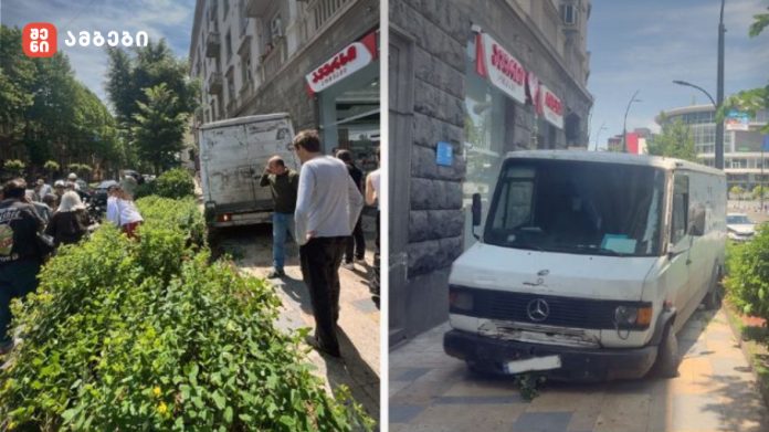 1213FB28-2370-440E-832B-357B7DA801AC