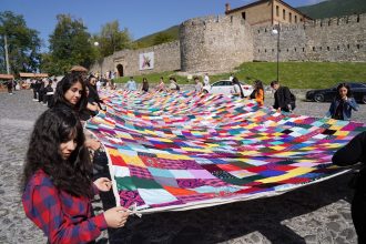 ქალები ხალიჩას ატარებენ ფესტივალზე — თბილისი