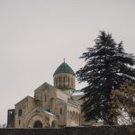 ისტორიული ეკლესია თოვლით დაფარული გარემოთი — თბილისი