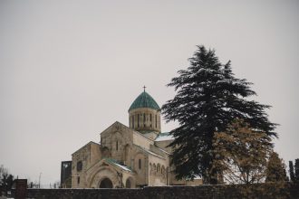 ისტორიული ეკლესია თოვლით დაფარული გარემოთი — თბილისი