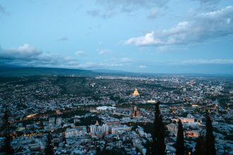 თბილისის panorამული ხედვა, ქალაქი და მთები