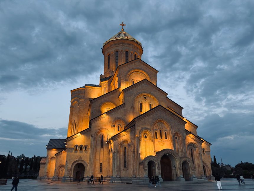 სვეტიცხოვლის ტაძარი საღამოს განათებით, თბილისი