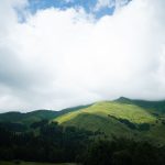 მთები და ღრუბლები, მწვანე ბუნება — თბილისი