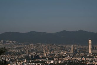 თბილისის ქალაქის ხედები მთების ფონზე — თბილისი