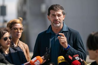 თბილისის მერი კახა კალაძე ჩინეთის ვიზიტით CRRC კომპანიაში მეტროს ვაგონების წარმოების პროცესს აკვირდება