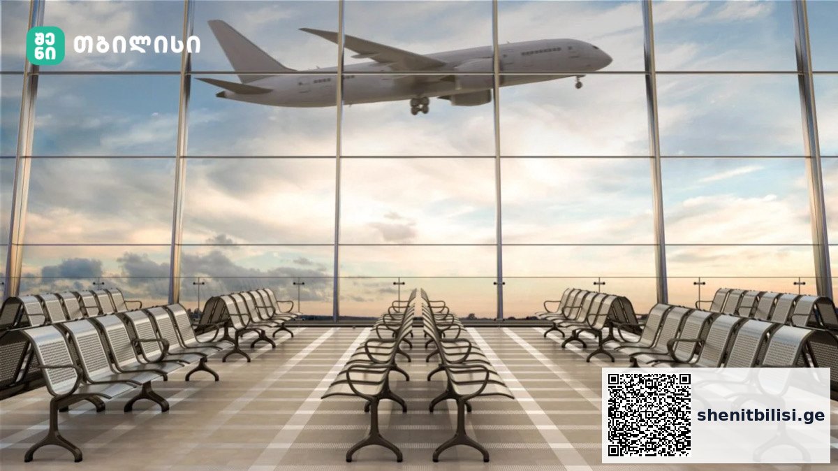 Air Astana თვითმფრინავი თბილისის აეროპორტში ღამის განათებაში