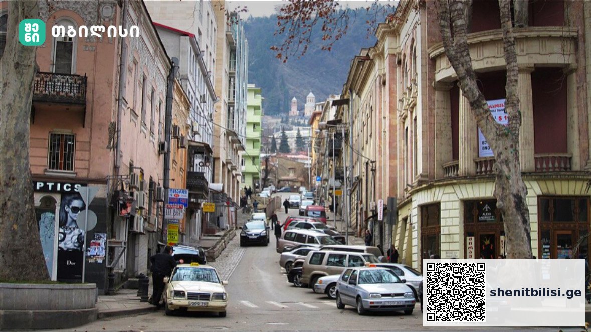 ბესიკის ქუჩის XIX საუკუნის ისტორიული შენობები მოჩუქურთმებული აივნებით თბილისში
