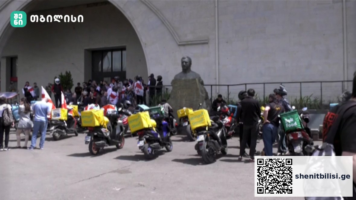 კურიერების საპროტესტო აქცია თბილისის ქუჩებში შრომითი უფლებების მხარდასაჭერად